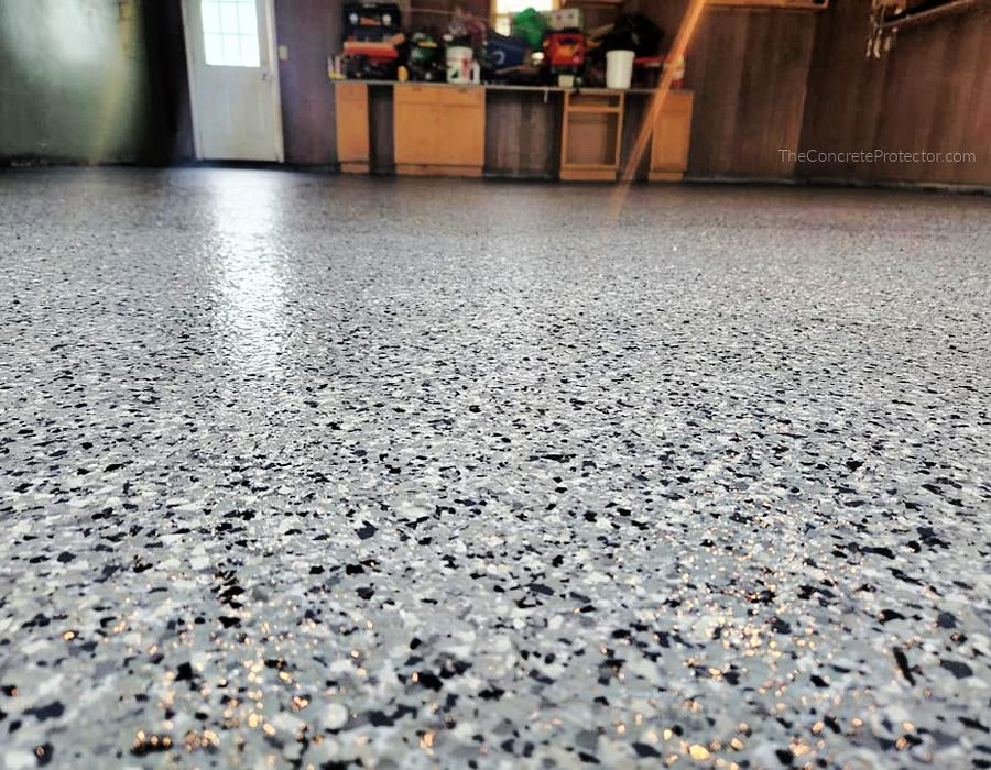 Blank epoxigolv med inslag av stänk i grått